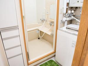 un piccolo bagno con lavandino e lavatrice di stay in tokiwa a Asahikawa Altre 30 foto