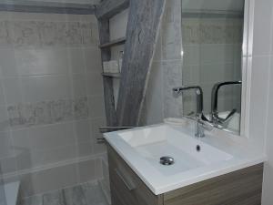 a bathroom with a sink and a mirror and a tub at Orée des Prairies in Mareuil-sur-Cher