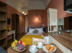 Apart Hotel Michelle في أوديسا: مطبخ مع سرير وطاولة مع صحن من الفاكهة