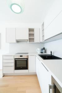 Kuchnia lub aneks kuchenny w obiekcie Vienna Residence | Spacious Serviced Apartment in Vienna directly at the U4