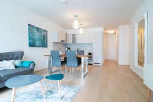 salon z kanapą, stołem i krzesłami w obiekcie Vienna Residence | Spacious Serviced Apartment in Vienna directly at the U4 w Wiedniu +34 zdjęcia