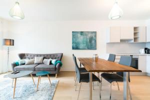 salon ze stołem i kanapą w obiekcie Vienna Residence | Spacious Serviced Apartment in Vienna directly at the U4 w Wiedniu