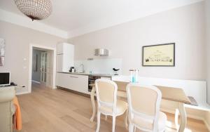 A kitchen or kitchenette at Vienna Residence | Modern, bright business apartment in Vienna city center, Alsergrund