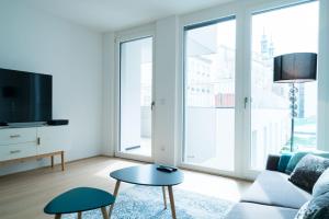 salon z kanapą i stołem w obiekcie Vienna Residence | Spacious Serviced Apartment in Vienna directly at the U4 w Wiedniu
