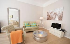 A television and/or entertainment centre at Vienna Residence | Modern, bright business apartment in Vienna city center, Alsergrund