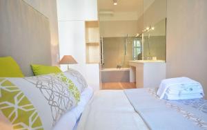A bed or beds in a room at Vienna Residence | Modern, bright business apartment in Vienna city center, Alsergrund