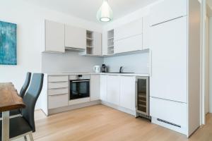 Kuchnia lub aneks kuchenny w obiekcie Vienna Residence | Spacious Serviced Apartment in Vienna directly at the U4