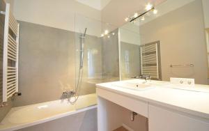 A bathroom at Vienna Residence | Modern, bright business apartment in Vienna city center, Alsergrund