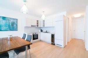 Kuchnia lub aneks kuchenny w obiekcie Vienna Residence | Spacious Serviced Apartment in Vienna directly at the U4