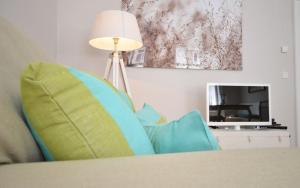 A television and/or entertainment centre at Vienna Residence | Modern, bright business apartment in Vienna city center, Alsergrund Még 6 kép