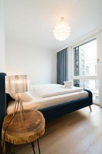 sypialnia z łóżkiem i stołem z lampą w obiekcie Vienna Residence | Spacious Serviced Apartment in Vienna directly at the U4 w Wiedniu