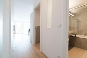 biała łazienka z prysznicem i umywalką w obiekcie Vienna Residence | Spacious Serviced Apartment in Vienna directly at the U4 w Wiedniu