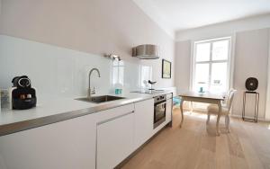 A kitchen or kitchenette at Vienna Residence | Modern, bright business apartment in Vienna city center, Alsergrund