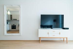 Telewizja i/lub zestaw kina domowego w obiekcie Vienna Residence | Spacious Serviced Apartment in Vienna directly at the U4