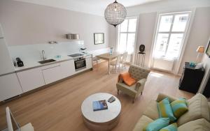 A kitchen or kitchenette at Vienna Residence | Modern, bright business apartment in Vienna city center, Alsergrund