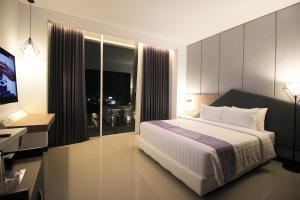 Postel nebo postele na pokoji v ubytování Forriz Hotel Yogyakarta