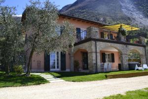 a house with a mountain in the background at "Villa Giulia Nicole" Apartaments- Country House in Malcesine