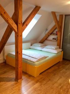 een slaapkamer met 2 bedden op een zolder bij Apartment 23 in Český Krumlov