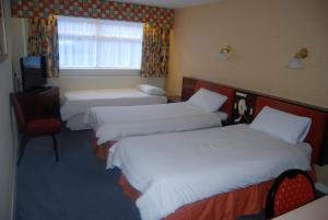 Postel nebo postele na pokoji v ubytování Brecon Hotel Sheffield Rotherham