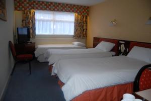 Postel nebo postele na pokoji v ubytování Brecon Hotel Sheffield Rotherham