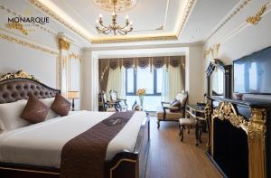 Voodi või voodid majutusasutuse Monarque Hotel Danang toas