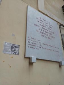 a sign on a wall with a picture of a man at B&B degli Amalfitani in Salerno