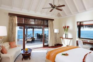 Un pat sau paturi într-o cameră la Taj Exotica Resort & Spa, Maldives +64 fotografii