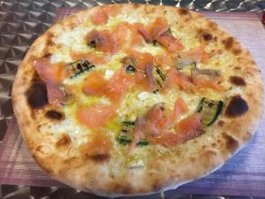 pizzę z szynką i warzywami na stole w obiekcie Camping Venezia Village w Mestre