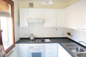 A kitchen or kitchenette at Melusina Bocca di Piazza Venice Historical Center