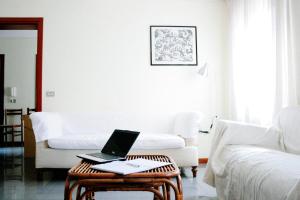 A bed or beds in a room at Melusina Bocca di Piazza Venice Historical Center