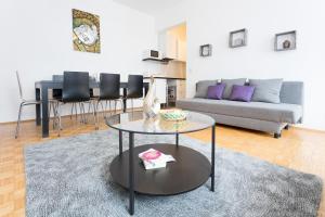 O zonă de relaxare la Lovely Two Level Apartment For Families