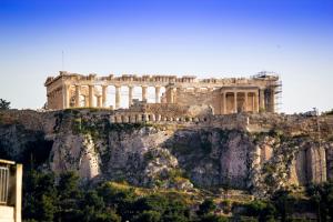 starożytny budynek na szczycie góry w obiekcie Feel Athens Studios at Monastiraki w Atenach