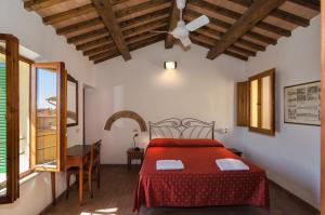 1 dormitorio con cama roja y techo en Helvetia Pisa Tower, en Pisa