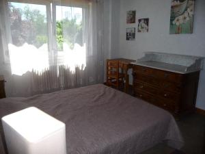 Appartement Sur La Route des Vins d'Alsace tesisinde bir odada yatak veya yataklar