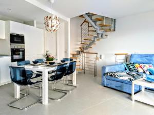 een woonkamer met een blauwe bank en een tafel bij Nuevo y acogedor duplex frente al mar in El Médano
