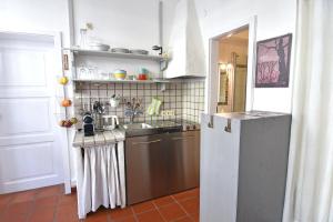 małą kuchnię ze zlewem i lodówką w obiekcie Apartmenthaus Duderstadt w mieście Duderstadt