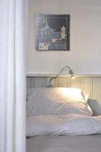 sypialnia z łóżkiem i zdjęciem na ścianie w obiekcie Apartmenthaus Duderstadt w mieście Duderstadt