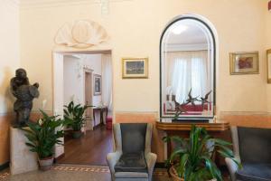 A seating area at Hotel Villa Tiziana