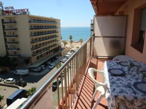 balcone con tavolo e vista sulla spiaggia di ROSAS III 6 6 a Roses