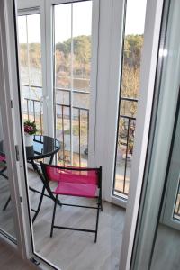 スヴェトロゴルスクにあるStudio Lightのバルコニー(窓付)の黒とピンクの椅子