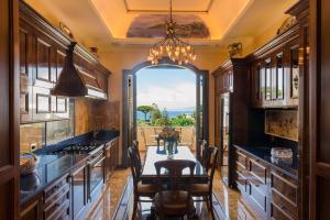 uma cozinha com uma mesa de jantar e uma grande janela em Casa Rajada Sorrento em Sorrento