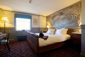 
A bed or beds in a room at The Duchess of Cornwall
