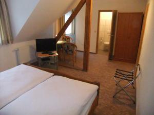 سرير أو أسرّة في غرفة في Gasthof Rotes Roß