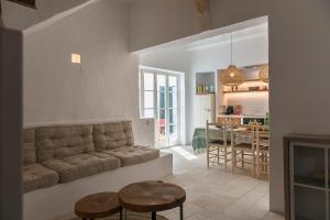 a living room with a couch and a kitchen at qui no passa in Ciutadella