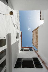 an empty room with a view of the sky at qui no passa in Ciutadella