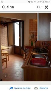 een keuken met een wastafel en een fornuis top oven bij luxury lake in Villetta Barrea