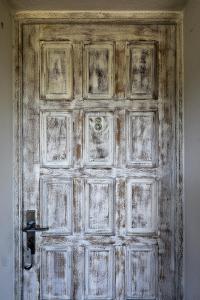 an old wooden door in a room at Macchie e Fiori in Pianottoli-Caldarello