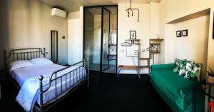 Cama o camas de una habitación en Loraia Design Rooms