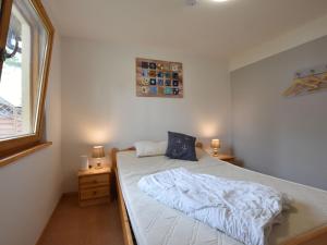 a bedroom with a bed and a window at Cosy Holiday Home in Am Salzhaff by the Sea in Pepelow
