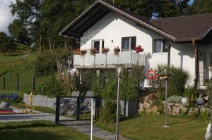 Photo de la galerie de l'établissement Traumhafte Ferienwohnung mit Pool, à Steinen